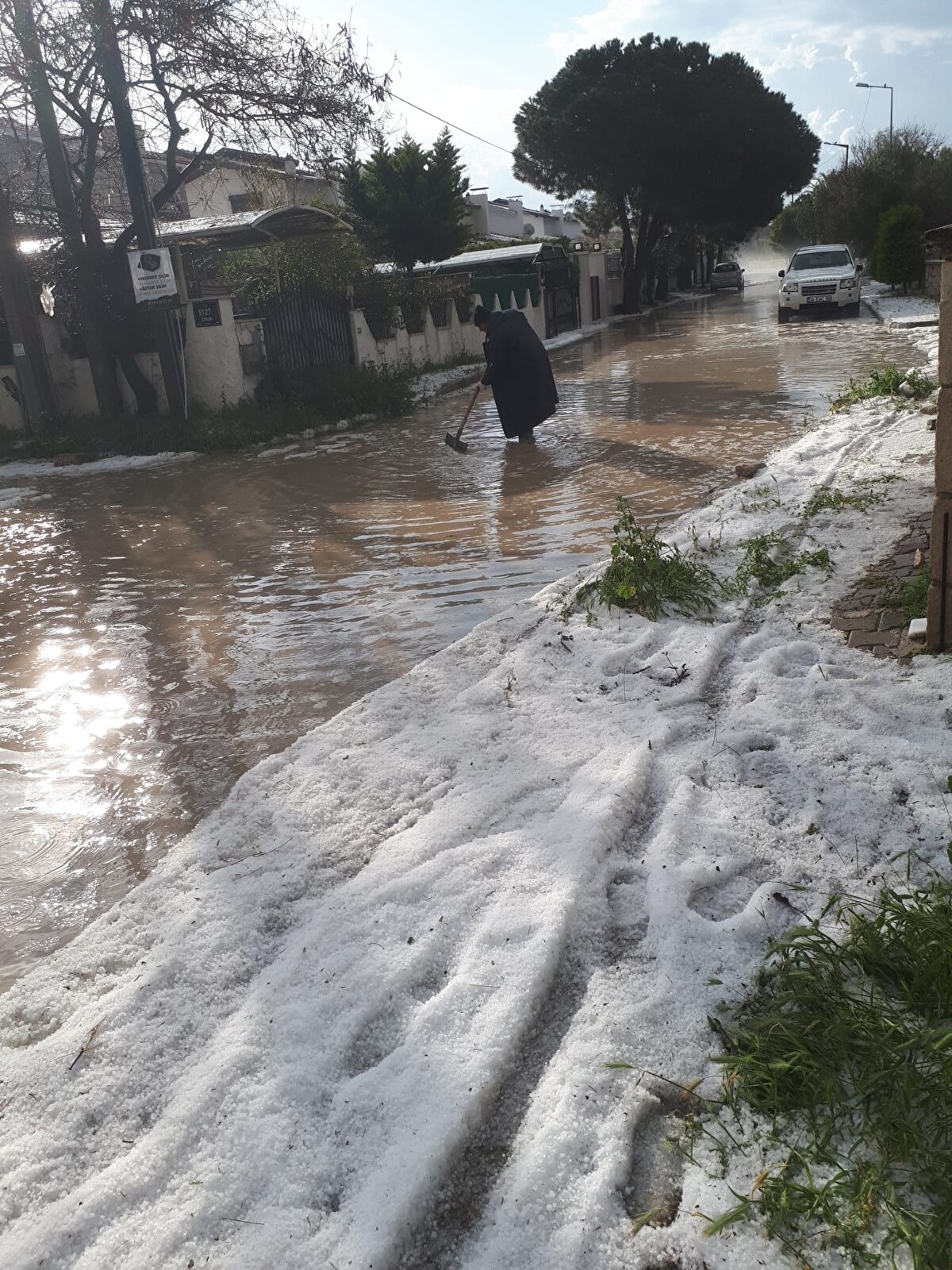Çeşme'de beyaz bir manzaraya alışık olmayan bazı ilçe sakinleri ise çocuklarıyla plajda yürüyüş yaptı, dolu tanelerinden kartopu yapmaya çalıştı.<br>