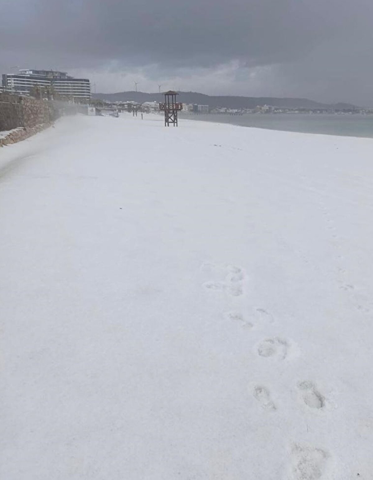 Kent genelinde sabah saatlerinde başlayan gök gürültülü sağanak yerini doluya bıraktı. Karşıyaka ve Çiğli ilçelerinde kısa süreli yağan dolu, Çeşme'de ise etkisini artırarak cadde, sokak ve plajları beyaza bürüdü.<br><br>