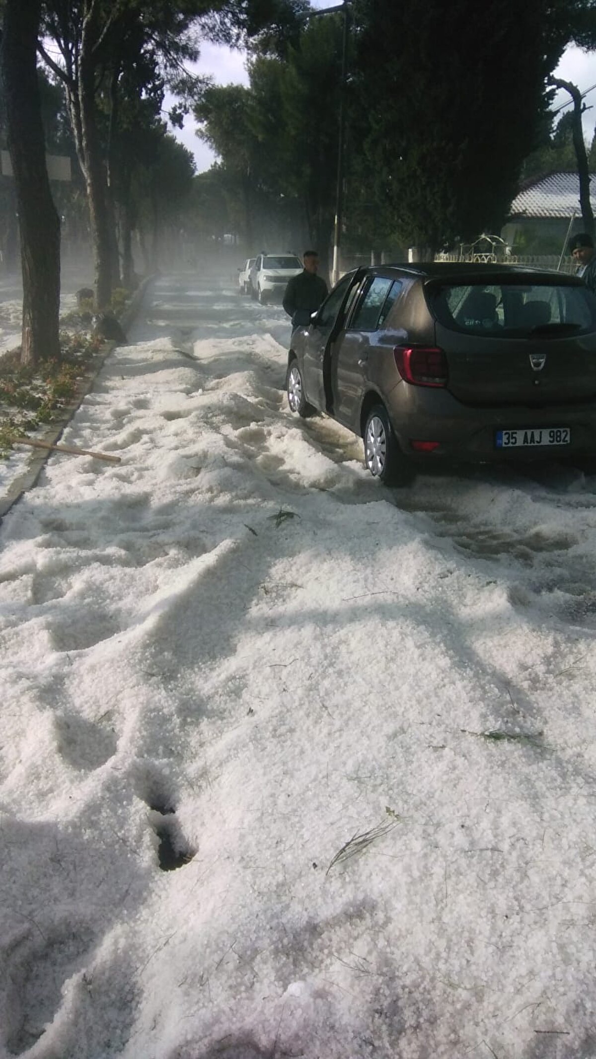Dolu nedeniyle bazı araçlar yolda kalırken bir alışveriş merkezinin önündeki sundurma da çöktü.<br><br>