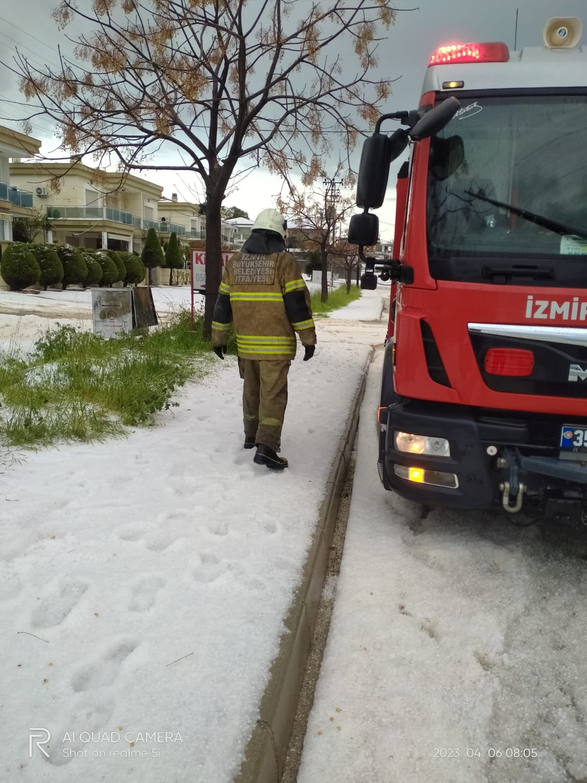 Kar yağışının ender görüldüğü ilçede vatandaşlar, dolunun neden olduğu bembeyaz manzaraya uyandı.<br><br>