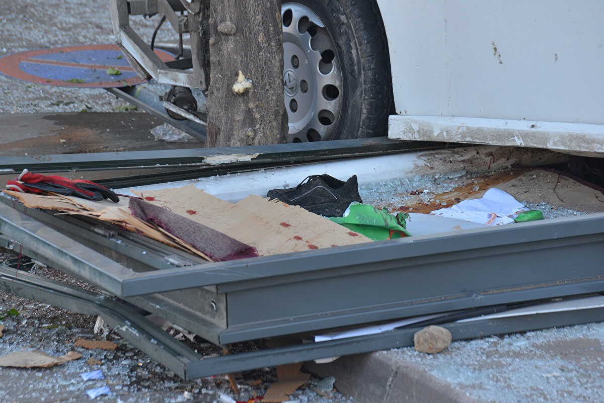 Yaralılar, ambulanslarla çevredeki hastanelere kaldırıldı. Dolmuşun hızla geldiğini fark edip, son anda duraktan kaçan Ümit Karabay, "Başımı kaldırdığımda araç, çok yakındı.