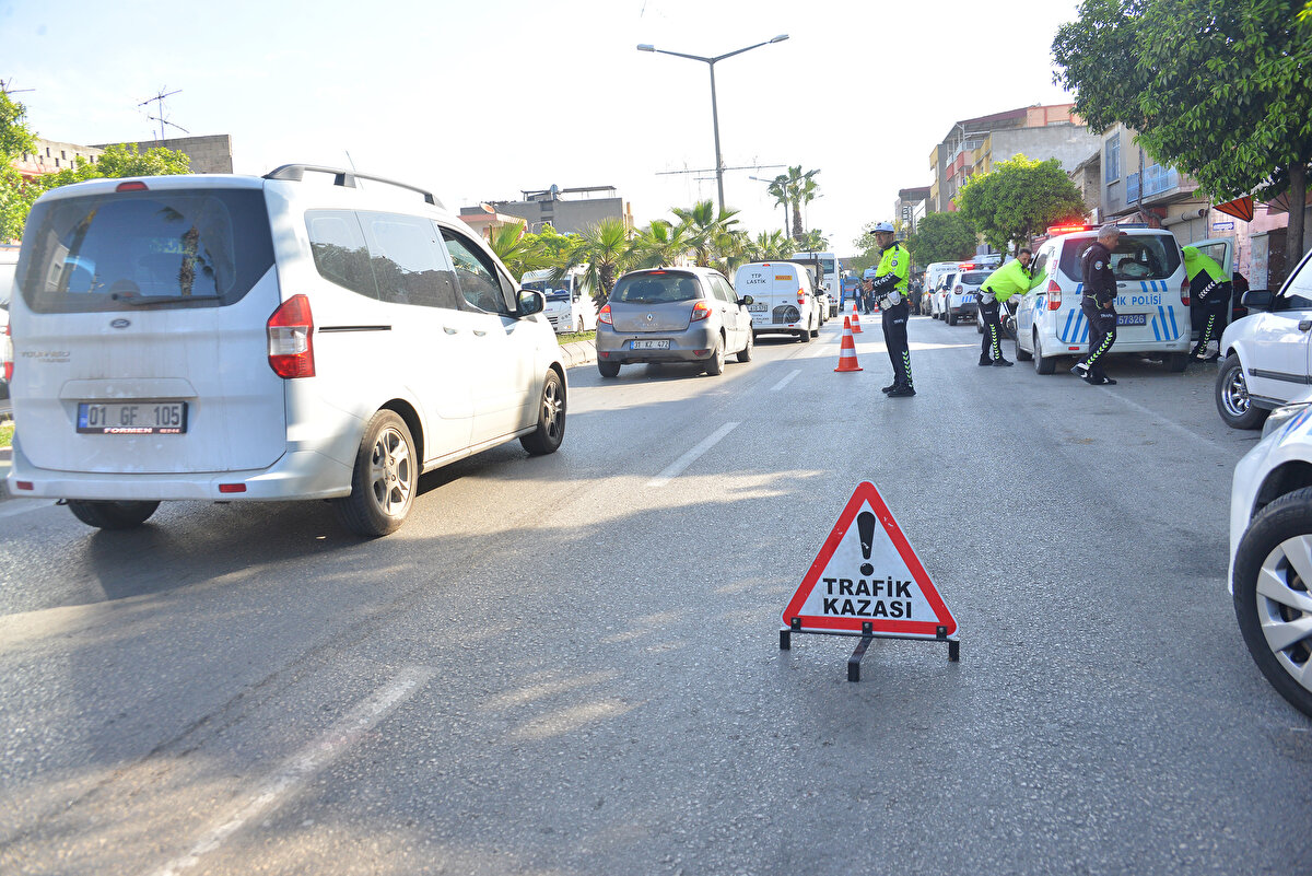 İnsanlara, 'Kaçın' diyemedim, kendimi kaldırıma attım. Çok hızlıydı. Fren izi bile yok. Durağa çarparak durabildi" dedi.<br>Polis, kaçan şoförü bulmak için çalışma başlattı.