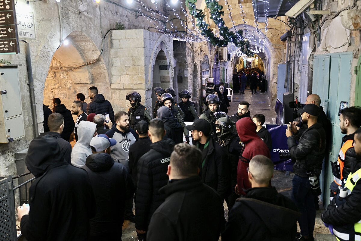 Baskında, Kıble Mescidi'ne sığınan 400'den fazla Filistinli gözaltına alınmıştı.<br><br>İşgal altındaki Doğu Kudüs'te gece boyunca olaylar çıkmış, İsrail polisi Filistinlilere göz yaşartıcı gaz, kauçuk kaplı mermi ve güç kullanarak müdahale etmişti.<br><br>İsrail polisinin Mescid-i Aksa'ya düzenlediği baskın ve Filistinlilere karşı kullandığı orantısız güç uluslararası tepkiye yol açmıştı.