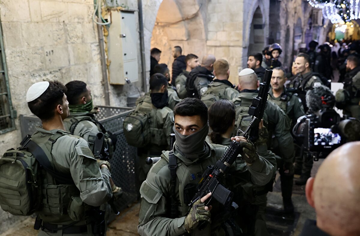 Sosyal medyada paylaşılan görüntülerde, İsrail polisinin Kıble Mescidi'ndekilere kauçuk kaplı mermilerle müdahale ettiği görüldü. İsrail polisinin, Mescid'den çıkardığı grupları coplarla saldırdığı ve ses bombası kullandığı kameralara yansıdı.<br>