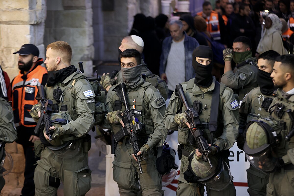 Aynıca İsrail polisi, Aksa avlusu içinde baskına tepki gösterenlere de coplarla müdahalede bulundu.<br><br>