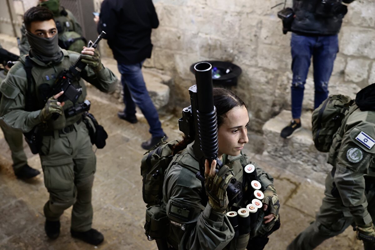 İsrail güçlerinin Mescid-i Aksa'ya düzenlediği baskın sırasında, Kıble Mescidi'ndeki Filistinlilere şiddet kullanarak müdahale ettiği ve buradakilere şiddet uyguladığı görüntüler, tepkiye yol açmıştı.<br><br>