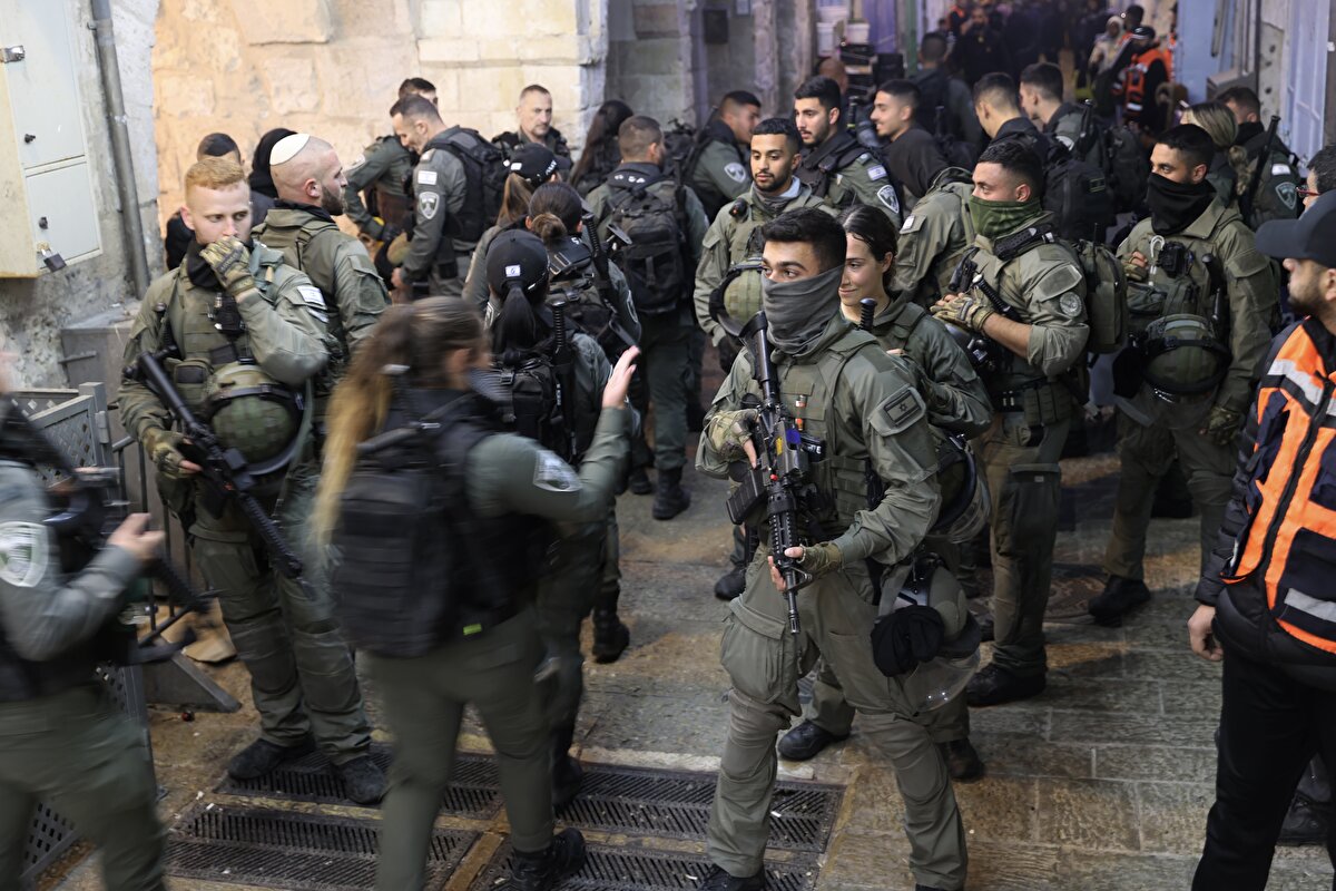 Namazın bitmesinin ardından içeridekileri çıkarmaya çalışan İsrail polisi ile Kıble Mescidi'ndekiler arasında arbede yaşandı. İsrail polisi, Kıble Mescidi'ne sığınan Müslümanlara kauçuk kaplı mermi ve ses bombalarıyla müdahale etti.<br><br>