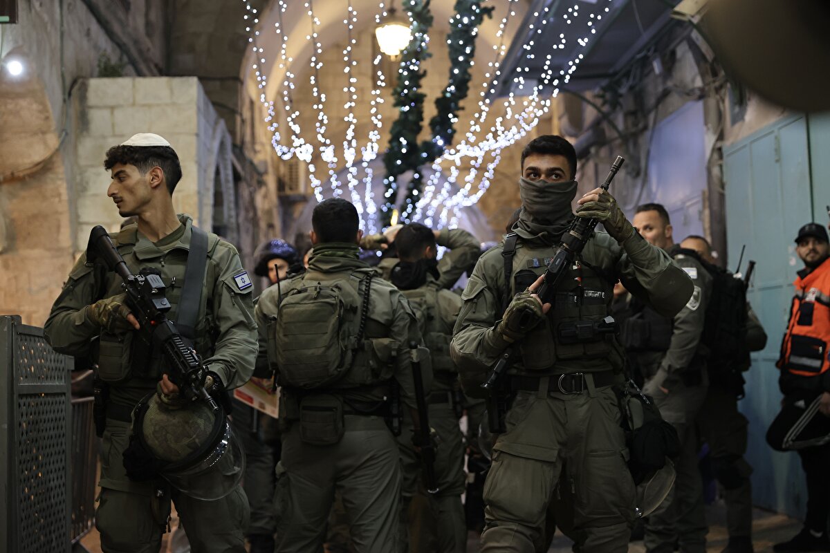 İsrail güçlerinin, gece Mescid-i Aksa'da ibadet edenlere karşı şiddet kullanarak müdahale etmesi, işgal altındaki Doğu Kudüs ve bölgede tansiyonu yükseltmişti.<br><br>