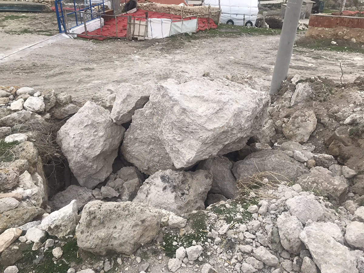 1 Nisan günü dağdan kopan kayalar yerleşim yerlerinin bulunduğu bölgeye doğru yuvarlandı. Metrelerce ilerleyen dev kayalar vatandaşların arazilerine kadar gelirken, bölge yaşayanları kayaların evlerine zarar vereceği endişesi yaşamaya başladı.<br>