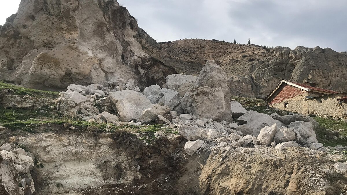 Bu bölgedeki kaya kopmaları sonrası bazı kayalarda da yarıklar oluştu. Kaya parçalarının evlere ve insanlara zarar verebileceğini söyleyen bölge sakinleri, önlem alınmasını istedi.<br>
