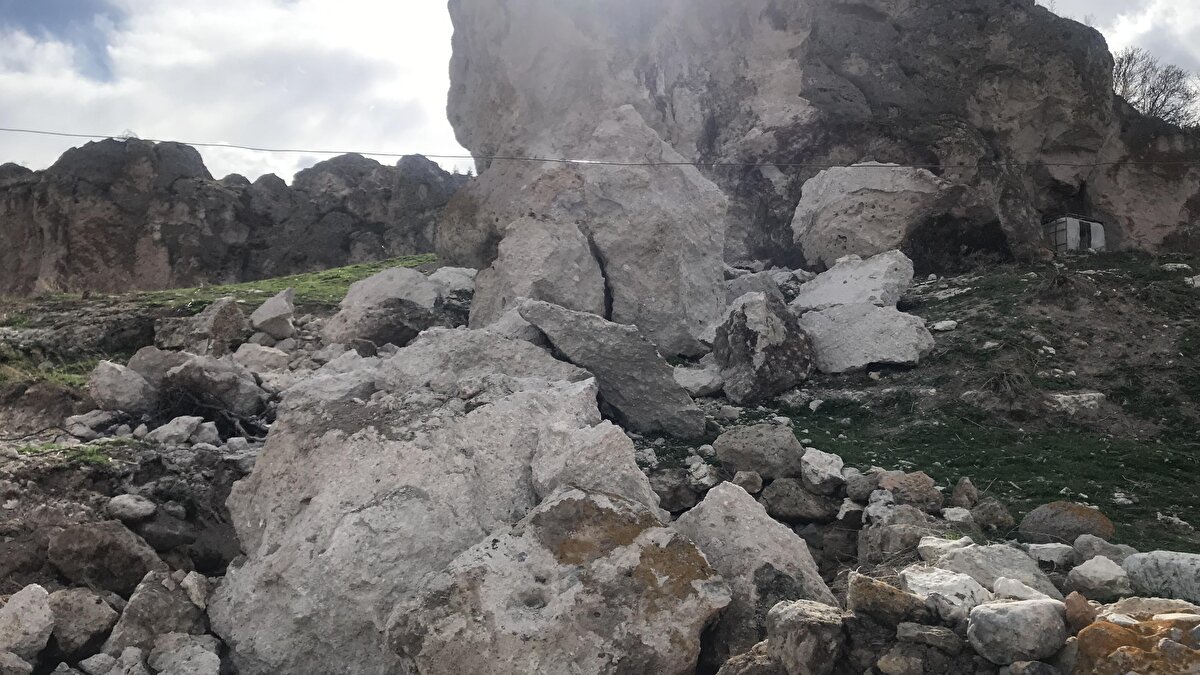 Kaya kopmaları, Afyon Kocatepe Üniversitesi (AKÜ) Deprem Uygulama ve Araştırma Merkezi (DUAM) Müdürü Prof. Dr. Çağlar Özkaymak'ın 6.5 büyüklüğüne kadar deprem üretme potansiyeli olduğunu söylediği Bolvadin Fayı'nın başladığı noktada yaşandı.<br><br>