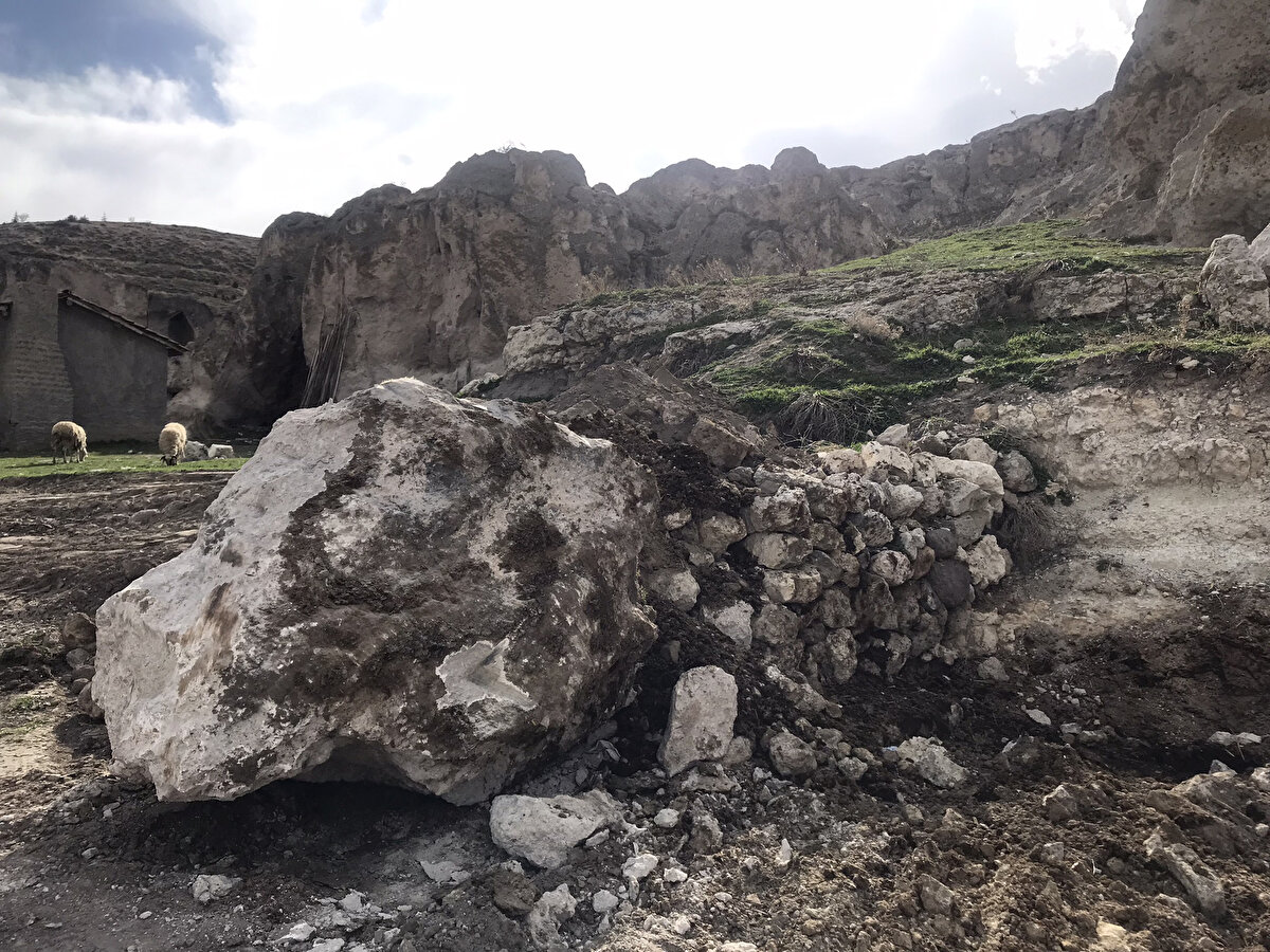 Şemsi Altındağ da hayvancılıkla geçimlerini sağladıkları için köyde yaşamak zorunda olduklarını söyleyerek, "Canımız, hayvanlarımız tehlikede. Bir sürü hanemiz tehlikede. Kaya parçaları nedeniyle hepimiz sıkıntıdayız ve çocuklarımızın hayatından endişeliyiz." ifadelerini kullandı.<br><br>