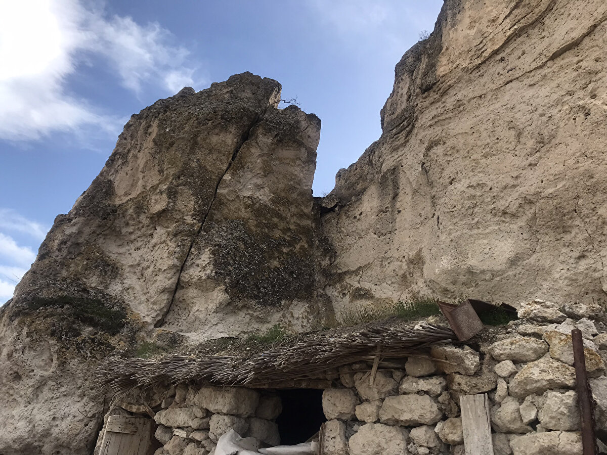 Köylülerden Turhan Sarıçiydem, "Akşam saatlerinde evimde otururken bir gürültü duyduk, deprem oluyor zannettik. Çoluk çocuk dışarı çıktığımızda evimin çevresinde bulunan kaya parçalarının yollara savrulduğunu gördüm." dedi.<br>