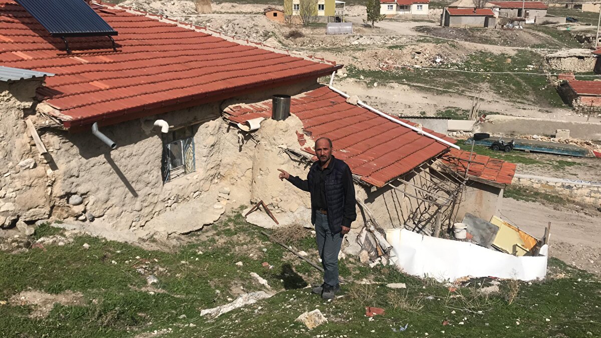 İlçeye bağlı Dipevler köyü bölgesinde, bunlara ek olarak yerleşim alanları ile evlerde çatlaklar oluştu.<br><br>