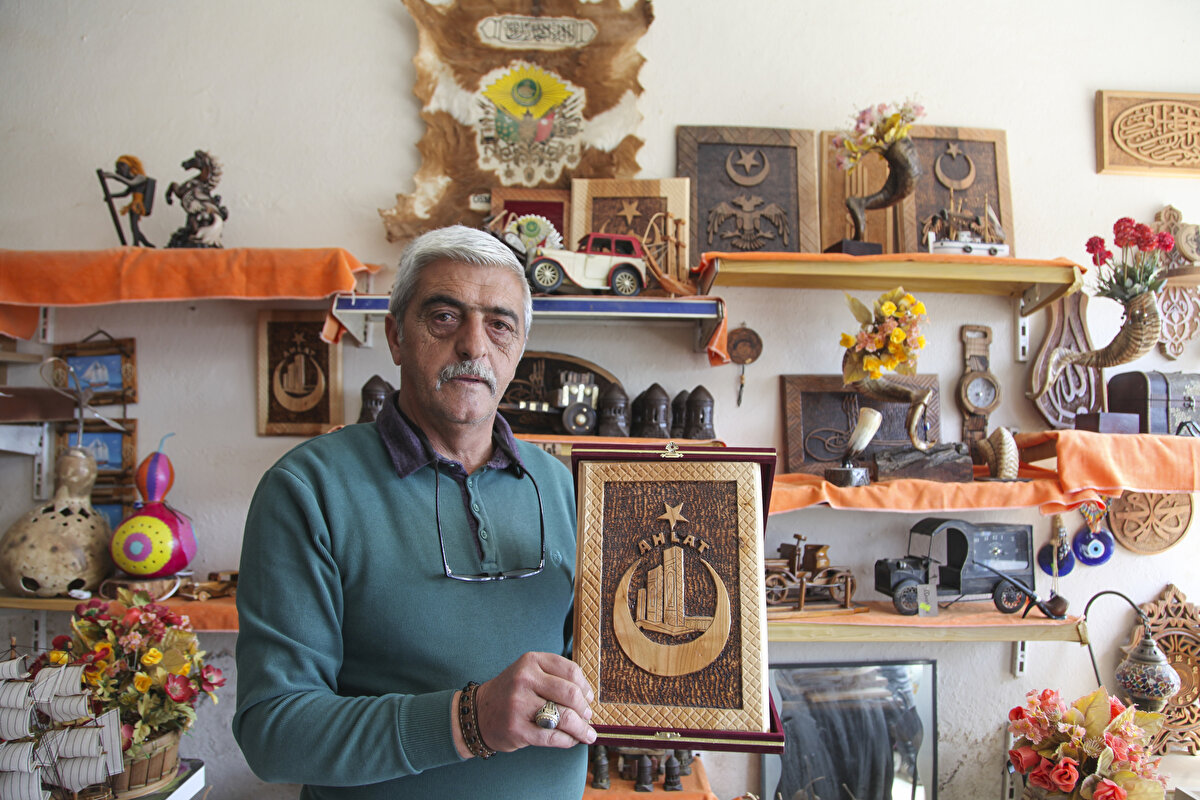 Gülsar, AA muhabirine, el işçiliğiyle yapılan dekoratif ürünlerin ilgi gördüğünü söyledi.<br><br>Ürünlerin ev ve ofis ortamında rahatlıkla kullanılabileceğini belirten Gülsar, "Ahşap oymalarımızda yöremize özgü Selçuklu ve Osmanlı motiflerini işliyoruz. Bunun dışında hobi olarak başladığım kızıl koç boynuzlarıyla aksesuar yapmaya başladım. Yöremizden ve başka illerden getirdiğimiz boynuzları işliyorum." dedi.