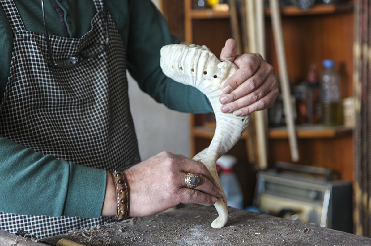 İlçede yaklaşık 30 yıldır Selçuklu ve Osmanlı motiflerini ahşap üzerine işleyen 53 yaşındaki Gülsar, koç boynuzlarından farklı tasarımlar yapmaya başladı.<br>