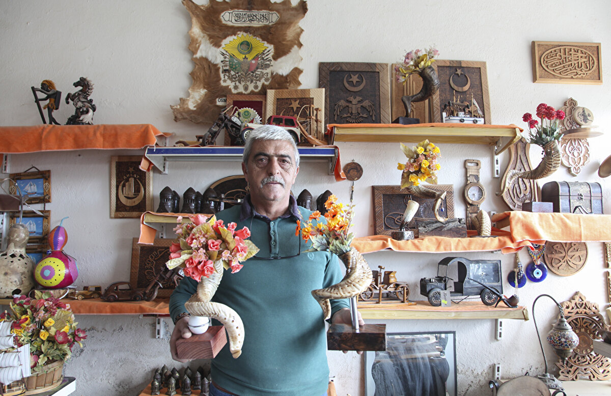 Bölgeden temin ettiği kızıl koç boynuzlarını titizlikle temizleyen Gülsar, kesim işlemlerinin ardından lamba, çiçeklik ve kalemlik gibi farklı aksesuarlar yaparak satışa sunuyor.
