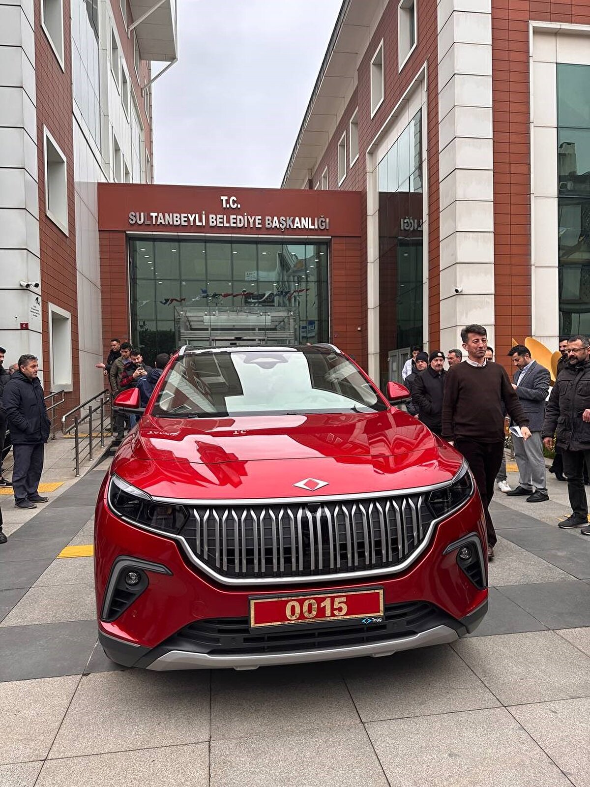 Belediye binası çıkışında uzatılan mikrofonlara kısa bir açıklama yapan Bakan Varank, "Sultanbeyli her şeyin en iyisine layık. Arabanın da en güzeline layık. Onun için Togg'la geldim" ifadelerini kullandı.<br><br>