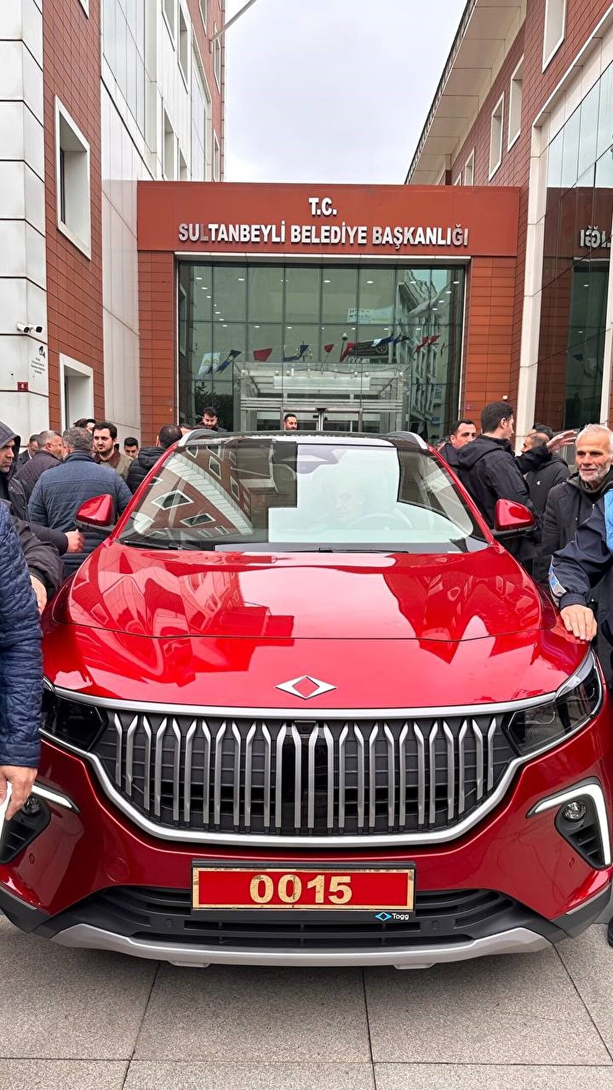 Togg'un ilk teslimatı Cumhurbaşkanı Recep Tayyip Erdoğan'a yapıldı. Cumhurbaşkanlığı forslu Togg'un yanında Emine Erdoğan'a da 34 EE 2073 plakalı Togg teslim edildi. Azerbaycan Cumhurbaşkanı İlham Aliyev'e ise ikinci teslimat geçtiğimiz günlerde gerçekleşti.<br><br>