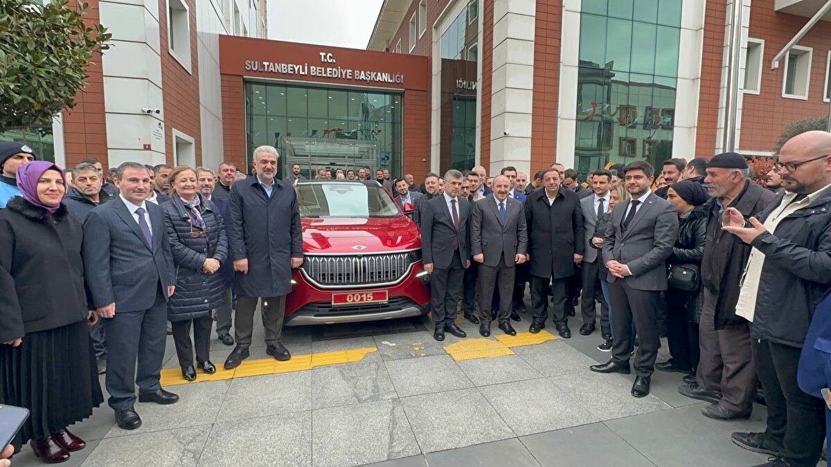 Togg'u makam aracı olarak kullanan ilk kişi Bakan Mustafa Varank oldu. Makam aracı olarak daha önce Türkiye üretimi olan hibrit bir araç kullanan Varank, teslim aldığı Togg'u İstanbul Sultanbeyli'deki programında kullandı.<br><br>