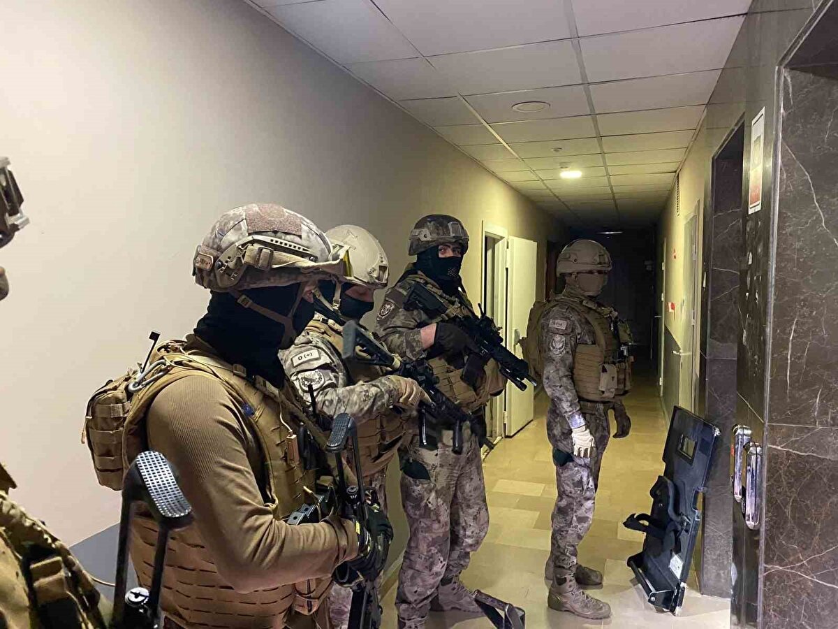 Siber Suçlarla Mücadele Şube Müdürlüğü ekiplerinin teknik ve fiziki takibi sonucu şüphelilerin 18 ilde yaklaşık 10 milyar TL'lik vurgun yaptığı belirlendi. Yapılan operasyonlarda gözaltına alınanların emniyetteki işlemleri sürüyor.<br><br>