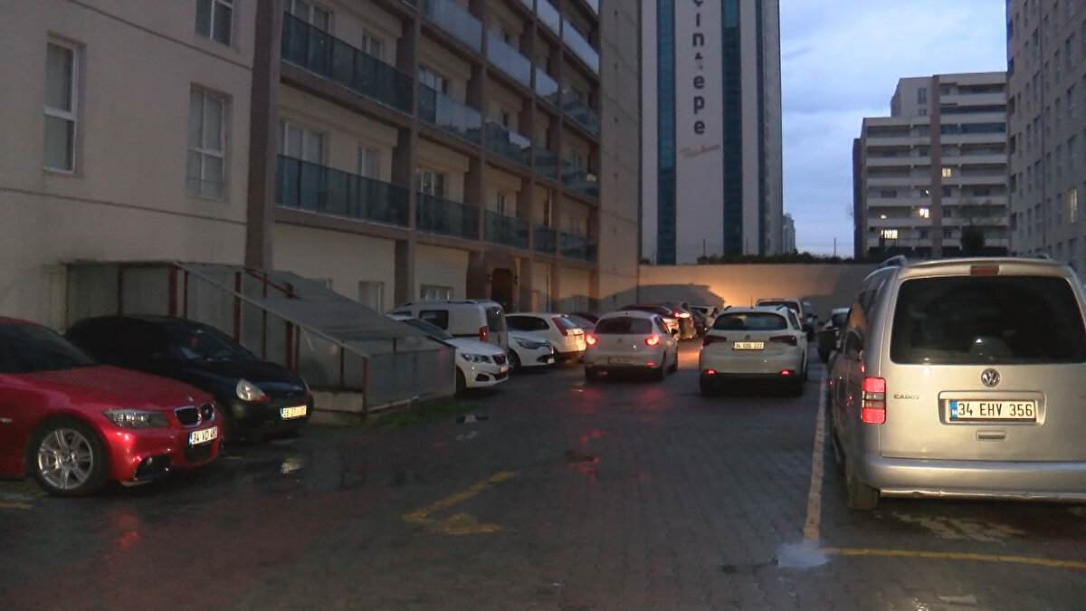 Operasyona, Siber Suçlarla Mücadele Şube Müdürlüğü ekiplerinin yanı sıra Özel Harekat Polisleri ile polis helikopteri de havadan destek verdi.<br><br>Operasyon kapsamında, Esenyurt Koza Mahallesi'nde bulunan lüks bir sitedeki daireye baskın yapıldı. Baskın sonucu ekipler evde arama yaptı.<br><br>