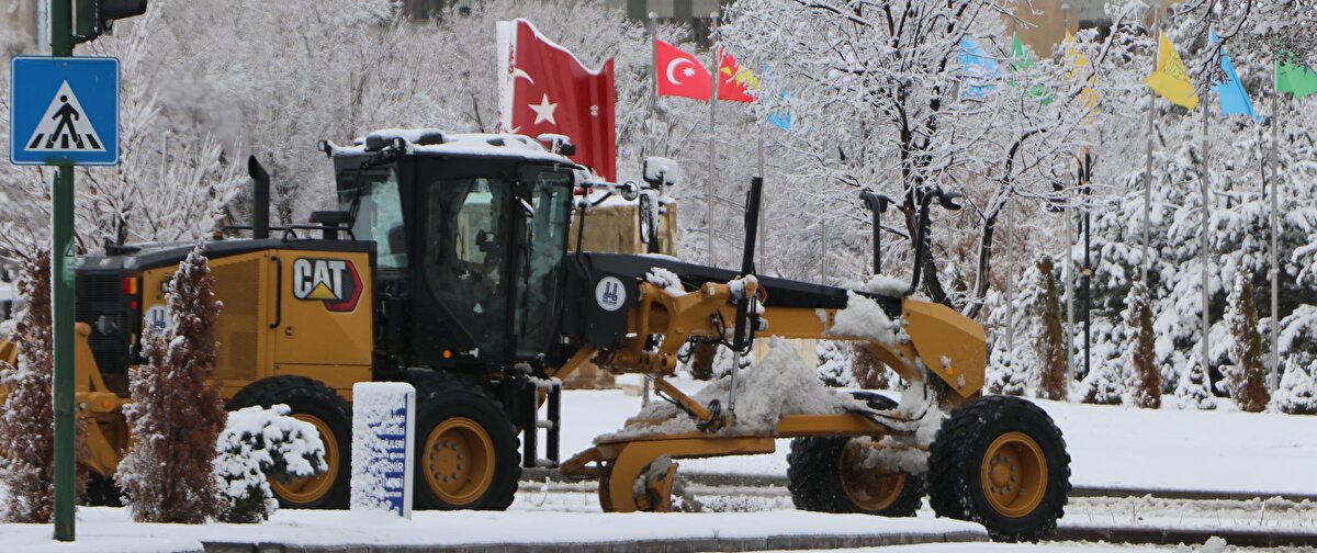 Sabah evlerinden çıkan vatandaşlar, önce şaşkınlık yaşadı ardından araçlarının üzerindeki karları temizledi. Vatandaşlardan Bülent Bayrak, "Burası Erzurum, akşamları yaz geldi diye elbiseleri kaldırıp yazlıkları giyiniyoruz, sabah kalkıp tekrar kışlıkları giyiyoruz. Maalesef kaderimiz, memleketimiz bu" diye konuştu. <br>