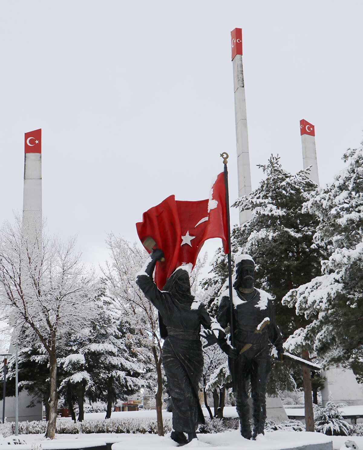 Öte yandan, dün gece kar yağışı nedeniyle kapanan Erzurum- Tekman kara yolu ekiplerin çalışması sonucu açıldı.
