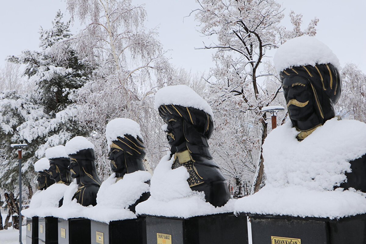 Metoroloji 12'nci Bölge Müdürlüğü yetkileri, bölgede havanın parçalı ve çok bulutlu, aralıklı karla karışık yağmur, yükseklerinin kar yağışlı geçeceği, gece ve sabah saatlerinde buzlanma ve don olayı ile birlikte pus görüleceğinin tahmin edildiğini belirtti.<br>