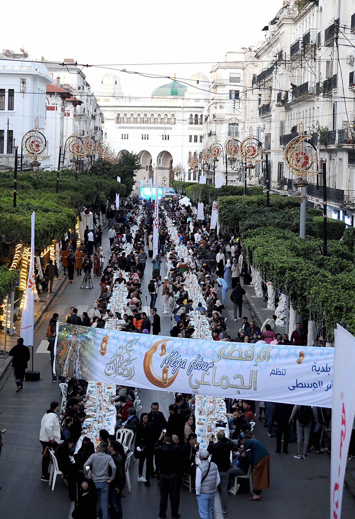 Başkent Cezayir şehrinin tarihî Kasaba (Casbah) bölgesi başta olmak üzere, ülkenin dört bir yanında toplu iftar programları halkın yoğun ilgisi altında bu yıl da düzenlenmeye devam ediyor.
