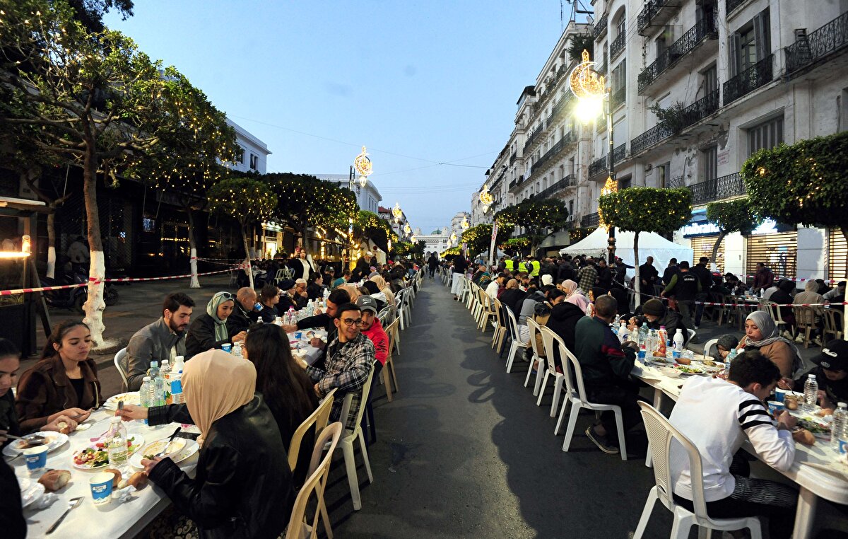 Öte yandan Cezayir Gençlik Yüksek Konsey Üyesi Lindar Kuvaydiri de, Cezayir’de toplu iftarların yeniden düzenlenmesinden duyduğu memnuniyeti dile getirerek Cezayirliler olarak hep birlikte meydanlara indiklerini ve Ramazan atmosferini yaşadıklarına dikkati çekiyor ve “Bugün dostluklarımızı tazeledik, Ramazan'ın kutsal iklimini yaşadık. Bu çok güzel bir şey.” şeklinde konuşuyor.