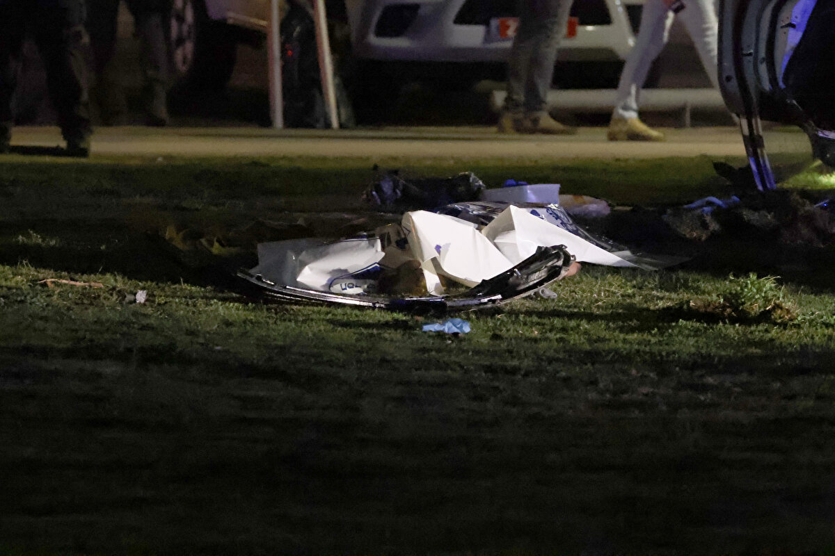 İsrail polisi, yakınlarda bulunan bir polis memurunun olay yerine geldiğinde çok sayıda yaralı ve yürüyüş yolunun yakınında devrilmiş bir araç bulduğu bilgisini paylaşarak, silah çekmeye çalışan sürücüyü etkisiz hale getirdiğini açıkladı.<br><br>Sosyal medyada, İsrail polisinin yol kenarında devrilmiş bir araca doğru ateş açtığı görüntüler de paylaşıldı.<br><br>