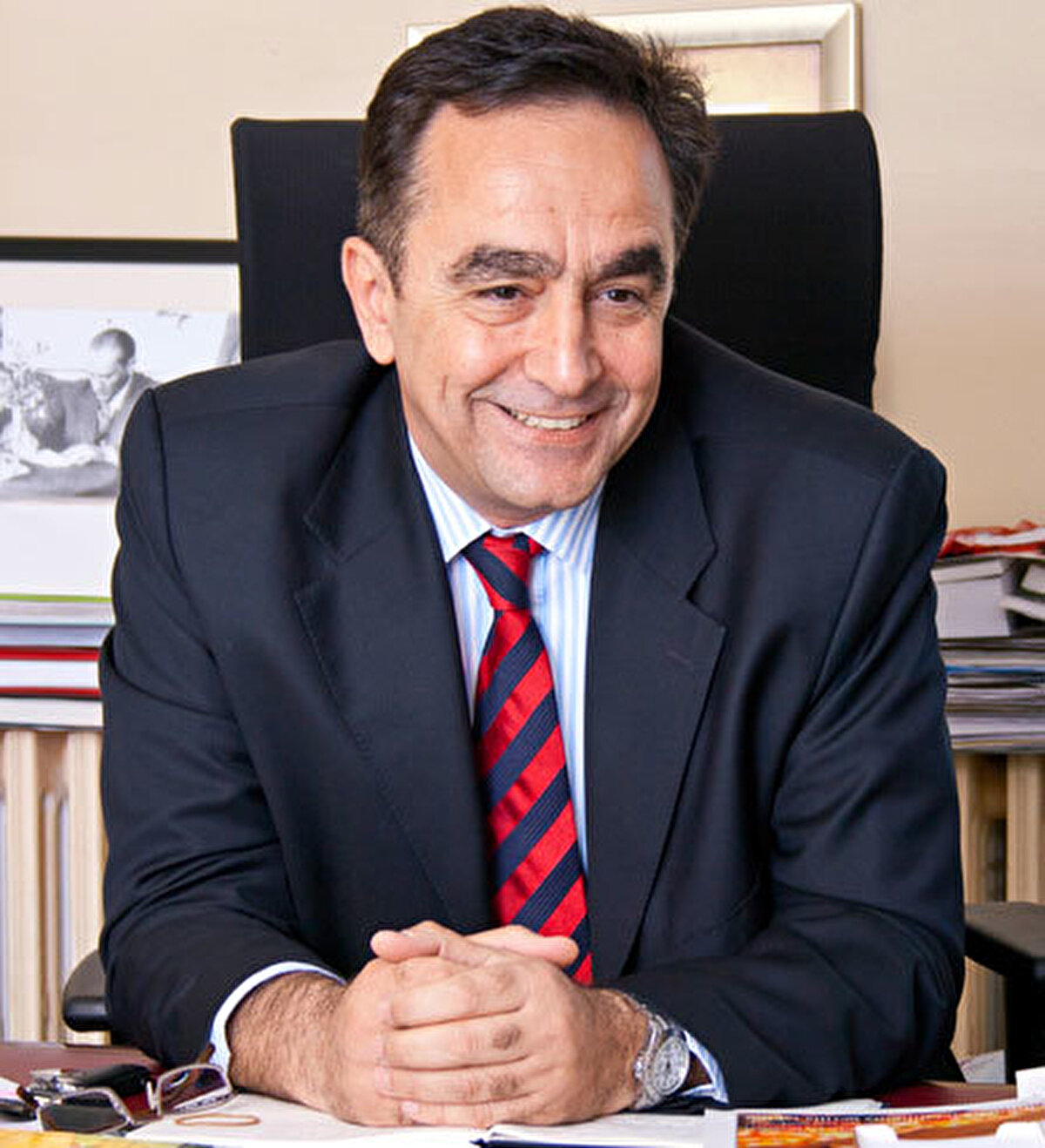 LÖSEV Başkanı Ezer, afet bölgesindeki taşınan molozlardaki asbest tehlikesine karşı uyarı yaptığı konuşmasında şunları dile getirdi; "Antakya Antakyalılarındır, bunu kimse göz ardı etmesin ve başka plan ve programlar, projeler üzerinde ilerlenmesin. Biz 1936'da verdiğimiz kurtuluş mücadelesini bugün de veririz. Üzülerek gördüm ki burada lösemili çocuklarımız da var. Bütün kamyonları çekebilirsiniz üstleri moloz dolu ve onlar bizim tarihimiz, hayatımız. O molozların üstünü bir kapama, branda ile örtme zahmetine bile katlanmıyorlar. Bütün iş makineleri tozları kaldırarak çalışıyorlar ve döküm yerleri dere yatakları ve Asi'nin bütün kollarının içine dökülüyor molozlar. Bu demektir ki bir ay öncesinden başlayarak önümüzdeki 50 yıl içerisinde burada kanser patlayacak. Bir kanser fırtınası esiyor ve buna aldırış eden yok. Bütün yer altı sularına iniyor bu asbest.