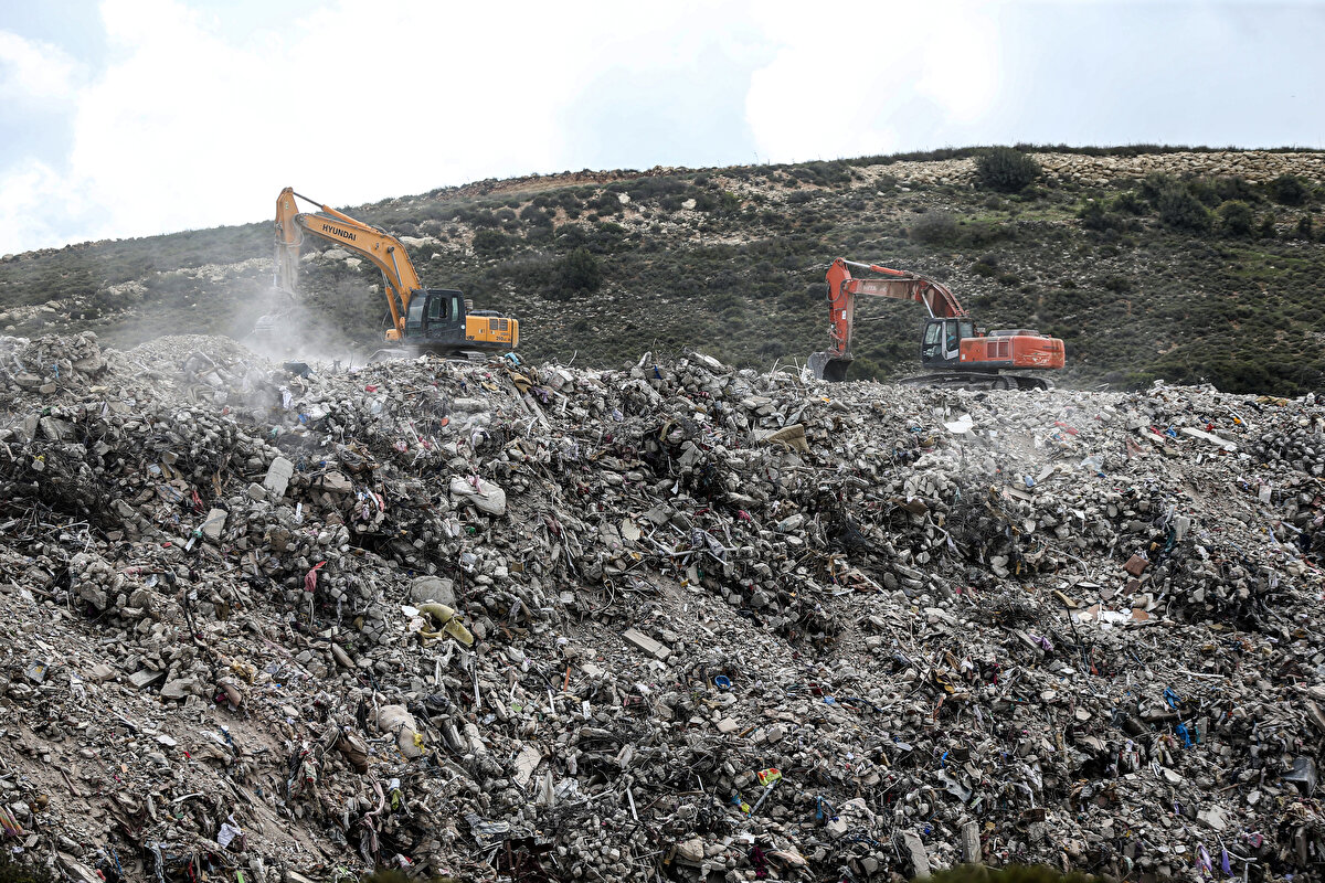 Biz tıp fakültesine girdiğimizde bize ilk öğretilen şey asbest eşittir kanserdir. Bu kadar asbest yüküyle bu toplumu, toprakları kirletemezsiniz. Buradan elde edilen her şeyin, içilen suyun, solunan havanın içerisinde asbest olacaktır. Bu da eşittir ki önümüzdeki yıllarda bütün deprem bölgelerinde sonsuz artış göstererek bir kanser vakaları ile karşı karşıya kalacağız.<br><br>