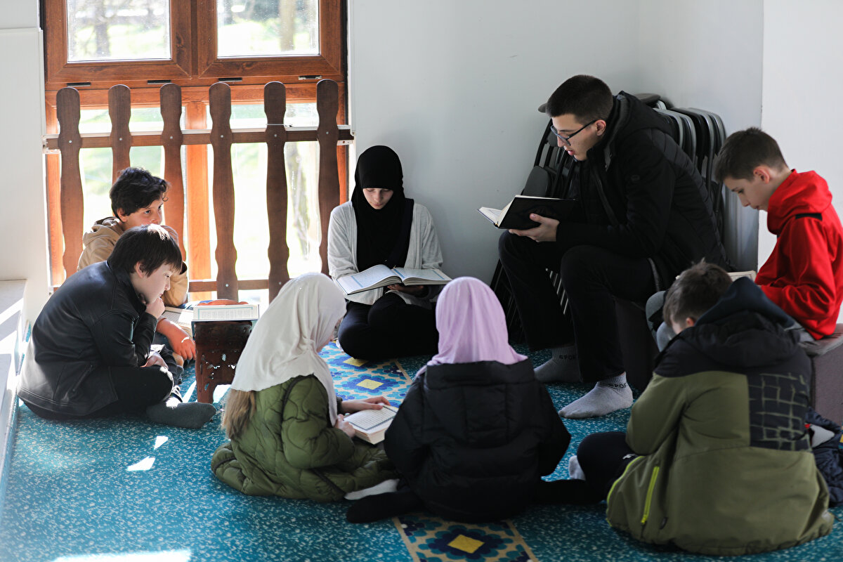<br>15 yaşındaki Ishak Mahmutovic de ikinci sınıftan bu yana mukabele dinlediğini söyleyerek, "Şimdi ise mukabele okuyorum. Kendimi bildim bileli camiye geliyorum." şeklinde konuştu. Büyüyünce hafız olmak istediğini belirten Mahmutovic, "Hıfz'a başladım, imama daha iyi Kur'an-ı Kerim okumak istediğimi söyledim. Bakara Suresi'nden 10 sayfa ezberledim." dedi.