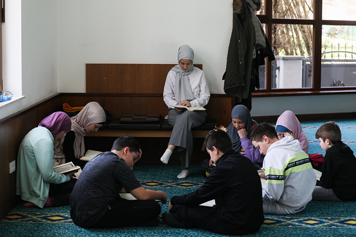 Isakovic, hafta içi ve hafta sonu katılım sağlayan çocuk sayısının değiştiğini belirterek, "Benim için en önemlisi çocukların aidiyet duygusunun sıcaklığını ve sevgisini hissetmeleri. Çocuğun buraya ait olduğunu ve bir parçası olduğunu hissetmesi çok kıymetli." ifadelerini kullandı.