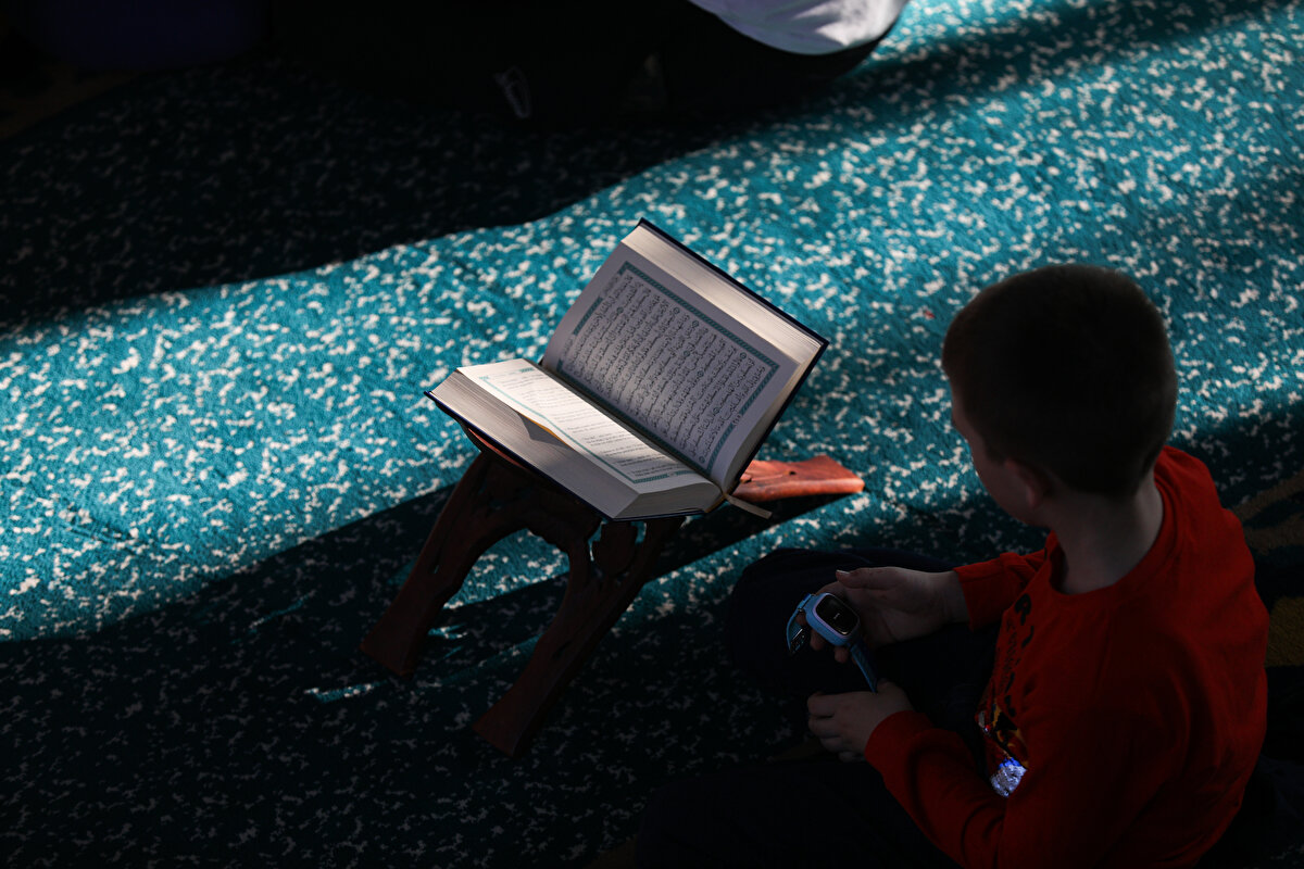 İmam Senaid Isakovic, Luzani Camii'nde ilk kez düzenlenen çocuk mukabelesine yaklaşık 250 öğrencinin katılım sağladığını söyledi.