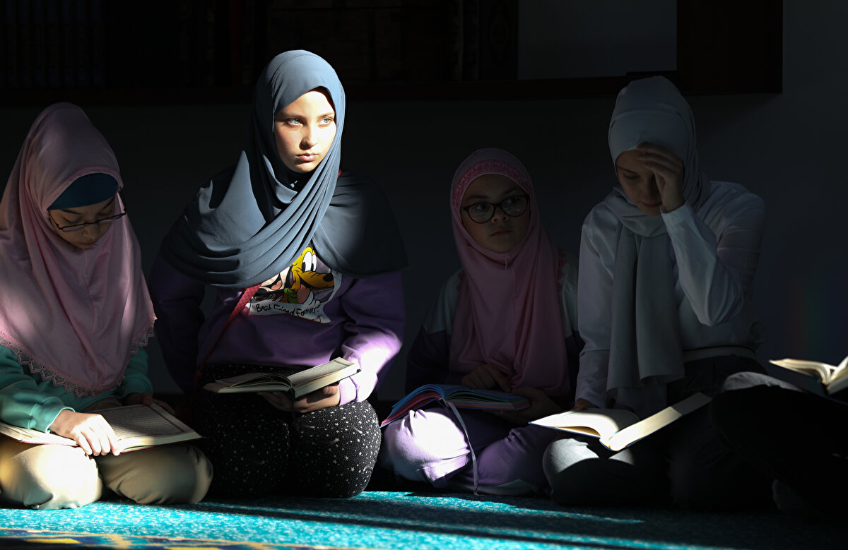 Mukabelenin 10 kadın hafız tarafından her gün öğle namazının ardından okunduğunu anlatan Godinjak, mukabeleyi takip etmek için Saraybosna'nın dört bir yanından kadınların tarihî camide buluştuğunu ve kadınlar mukabelesinin Bosna Hersek'in en güzel ramazan geleneklerinden biri olduğunu dile getirdi.