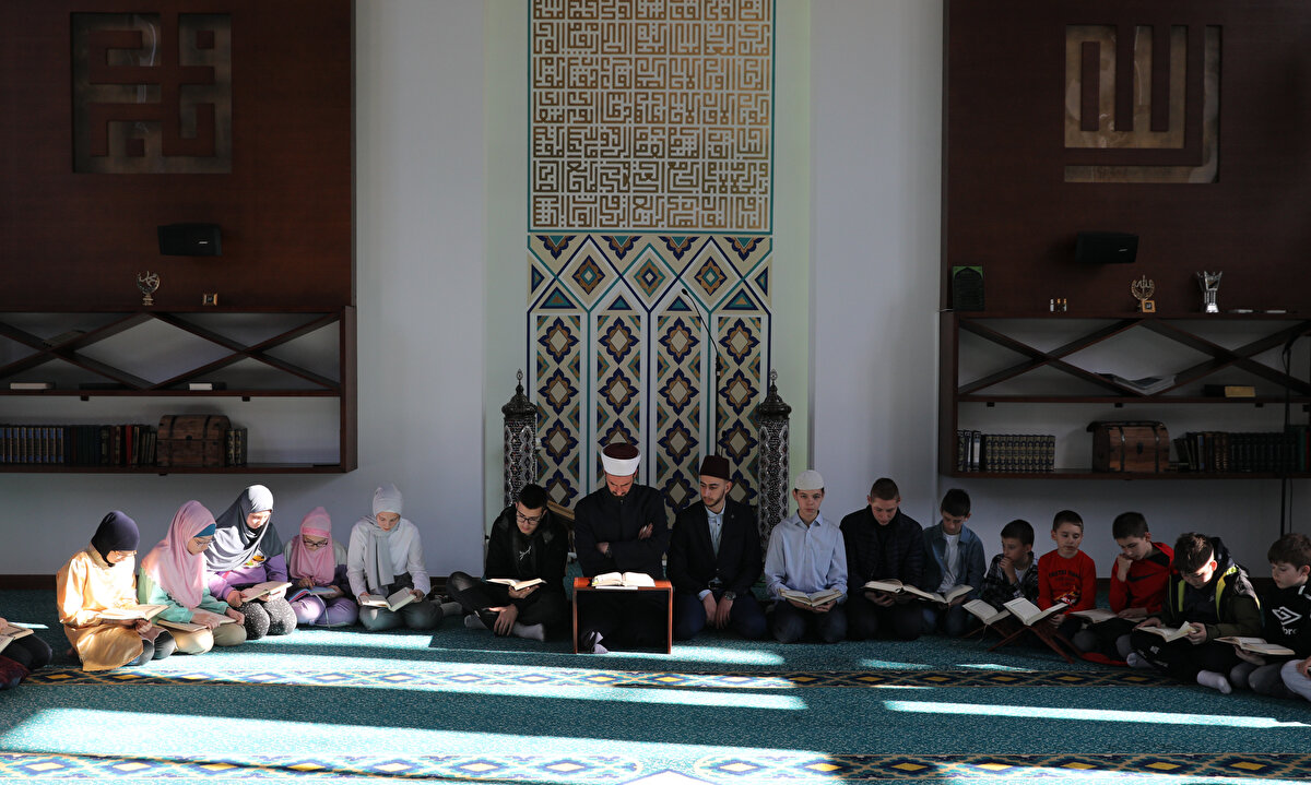 Okula giden çocukların mukabele yeri Saraybosna'daki Luzani Camii iken kadınların mukabele yeri ise bu yıl başkentteki Hacı Camii'dir. İmam Senaid Isakovic, "Bazı imamlar her ramazan çocuk mukabelesi yapıyor. Biz de bu ramazanda başladık. Her gün ikindi namazından sonra mektep öğrencilerimizle mukabele okuyoruz." dedi.