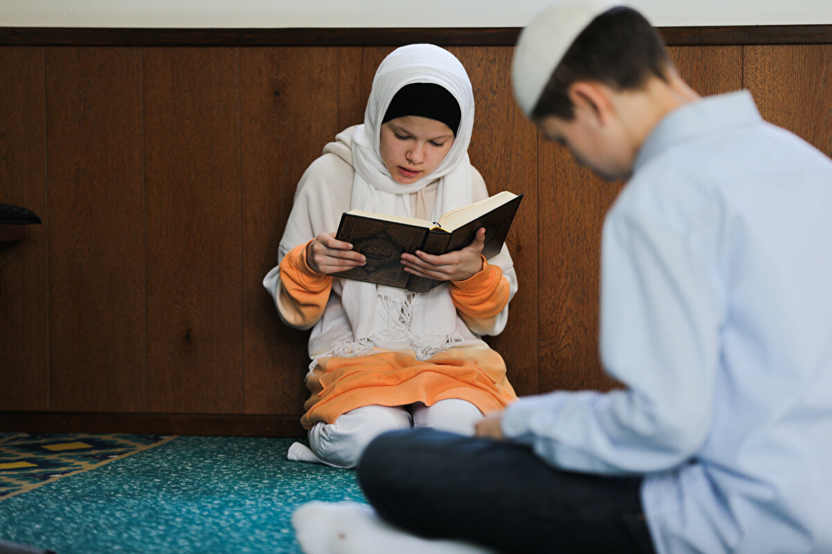 Çocukların okuldan sonra camiye geldiklerini anlatan Isakovic, "Çocukların çoğu oruç tutuyor. Bazen yorgun da oluyorlar ancak Kur'an-ı Kerim okumaktan vazgeçmiyorlar." diye konuştu.
