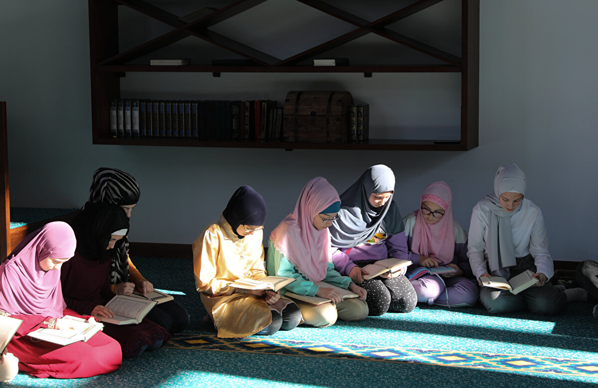 Mahmutovic, camilerinde ilk kez düzenlenen çocuk mukabelesinde yer almaktan mutluluk duyduğunu dile getirerek, "Cami, benim için dünyadaki en güzel yer." değerlendirmesinde bulundu.