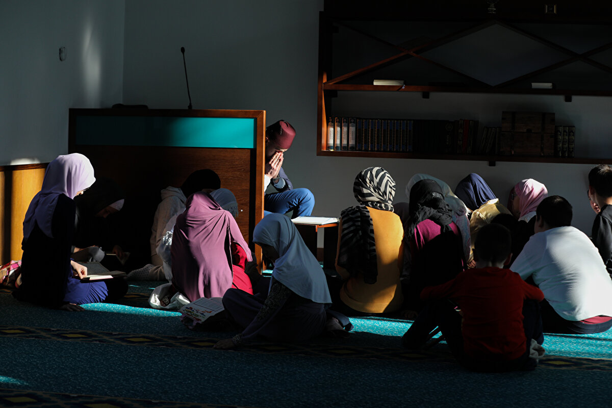 Bosna Hersek'te 1992-1995'te yaşanan savaşta verilen zorunlu aranın ardından 16 yıl önce yeniden okunmaya başlanan mukabele, bu yıl da onlarca kadını bir araya getiriyor. Mukabele okuyan kadın hafızlardan Ehlimana Godinjak, "Hacı Camii'ndeki kadınlar mukabelesi 70 yıllık bir geçmişe sahip ancak Bosna Hersek'te bu mukabelenin 120 yılı aşkın süredir devam ettiği biliniyor." diye konuştu.