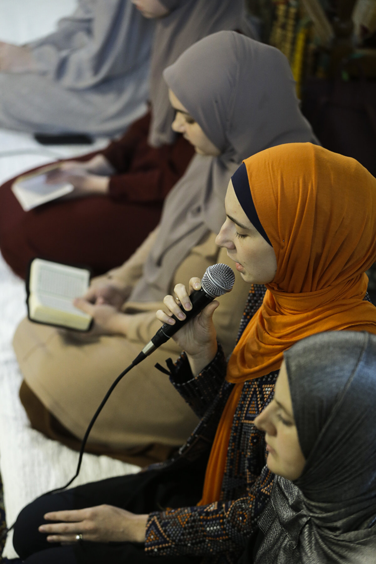 Kadınlar mukabelesi geleneğinin sürdürüldüğü başkentteki Hacı Camii, Vekil Harç tarafından 1541 ile 1561 yılları arasında inşa edildi. Cami, geçmiş yıllarda Saraybosna'dan hacca giden hacı adaylarının uğurlama yeri olarak da kullanılıyordu.