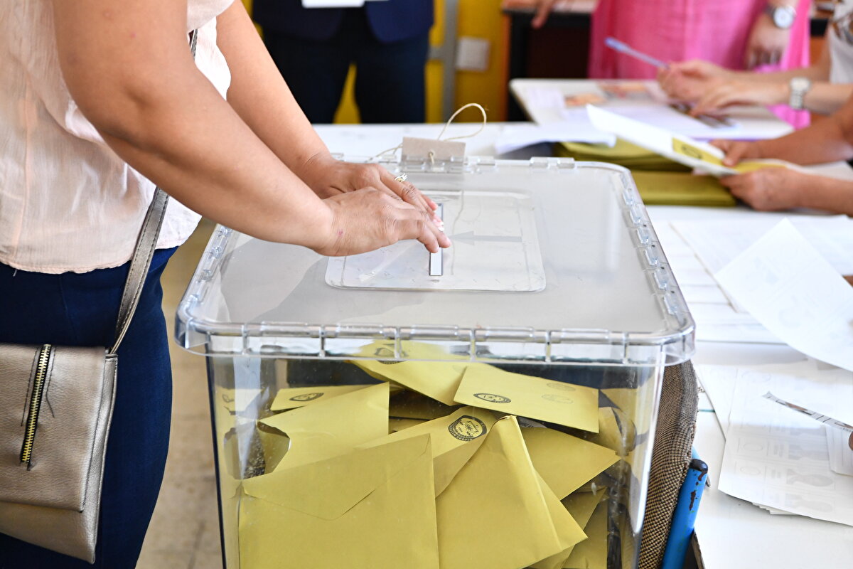 EN GENÇ ADAY 19 YAŞINDA<br>AK Parti Genel Merkez Gençlik Kolları Başkanı Eyyüp Kadir İnan İzmir’de 2. Bölge 1. Sıra milletvekili adayı olarak gösterildi.<br><br>Listenin en genç ismi ise 19 yaşında bir üniversite öğrencisi oldu.