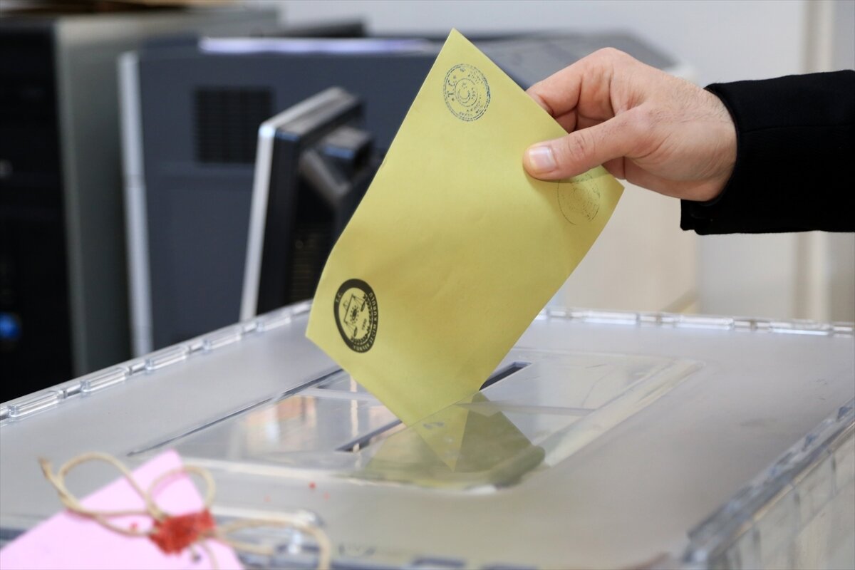 3 DÖNEMDEN LİSTE DIŞI KALANLAR<br>AK Parti'de 57 isim üç dönem kuralına takıldı. Bu isimlerden bazıları; TBMM Başkanı Mustafa Şentop, AK Parti Genel Başkanvekili Binali Yıldırım, AK Parti Grup Başkanı İsmet Yılmaz, AK Parti Grup Başkanvekilleri Bülent Turan, Mustafa Elitaş ile Yılmaz Tunç, AK Parti Genel Başkan Yardımcıları Hayati Yazıcı, Jülide Sarıeroğlu, Ali İhsan Yavuz, Hamza Dağ, Nurettin Canikli, Vedat Demiröz ve AK Parti Genel Sekreteri Fatih Şahin.