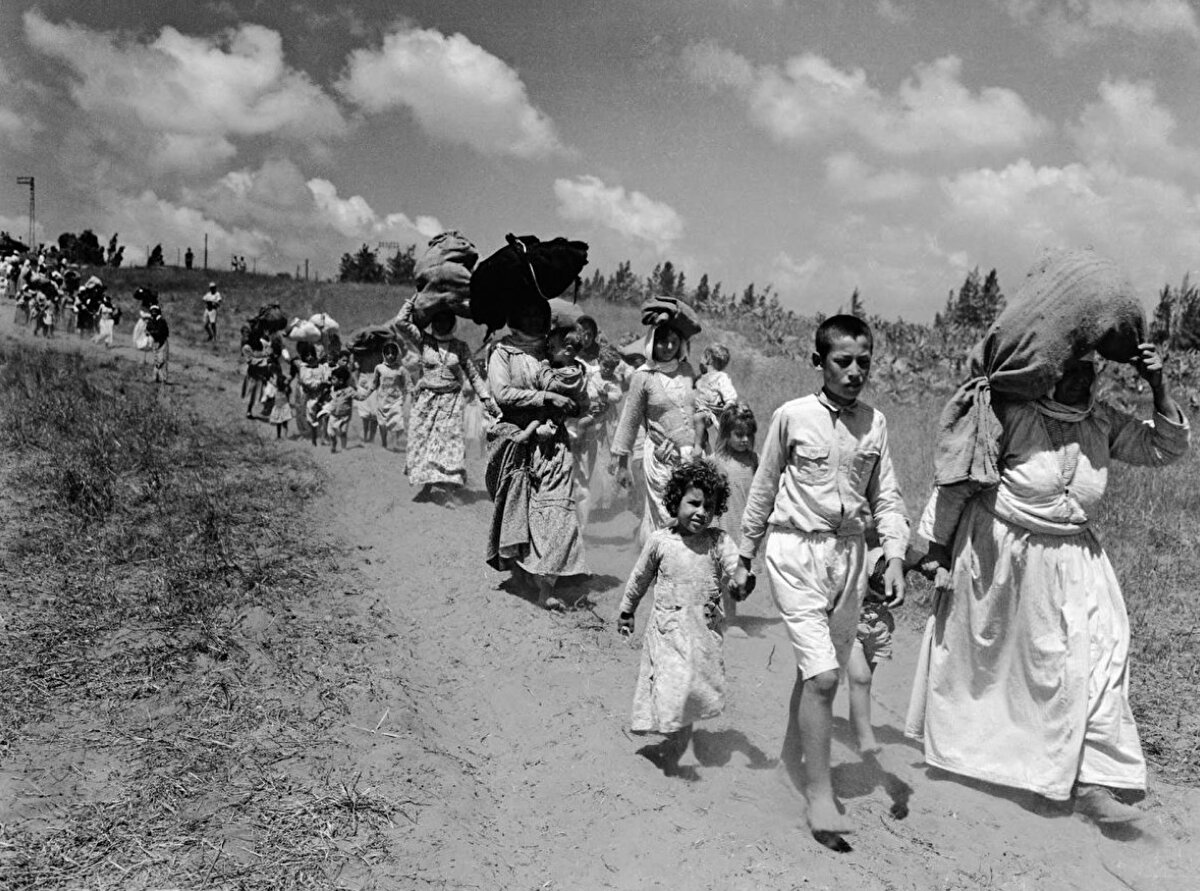 İsrailli tarihçiler ve İsrail toplumu, Deyr Yâsîn'deki katliamı sağcı grup Irgun'a atfederek kabul edebildiler, ancak Haganah tarafından gerçekleştirilen diğer katliamları - özellikle 1948'de Tantura'da yaşananları - örtbas ettiler veya yalanladılar.