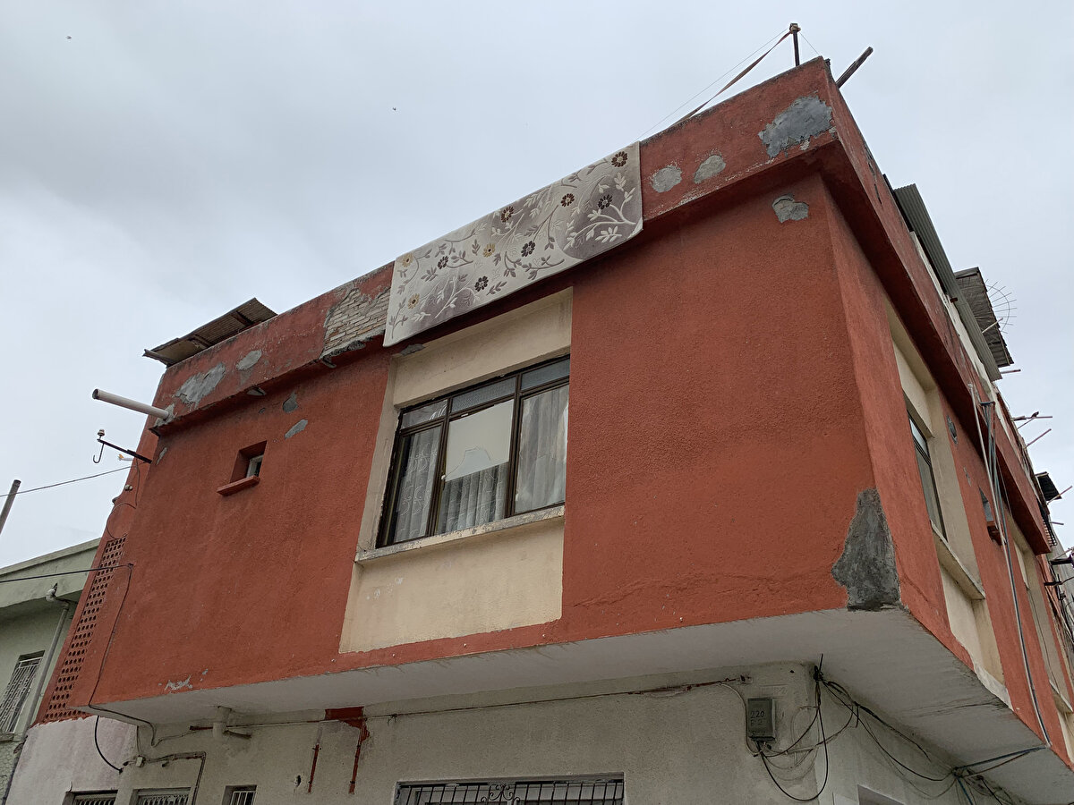 ‘BİR HAFTADIR UYUYOR ZANNETTİM’<br><br>Emniyetteki ifadesinde eşiyle birlikte uyuşturucu kullandıklarını kabul eden ve “Sabah evden dışarıya çıkmıştım. Anahtarı unuttuğumu fark ettim. İçeriye geri giremedim. İtfaiyeyi aradım. Bebeğimin öldüğünden haberim yoktu. Bir hafta önce babasıyla yıkamıştık. Sonra sobanın yanına yatırdım. Hiç uyanmadı. Bir haftadır uyuyor zannediyordum" dediği öğrenilen Talay, adliyeye sevk edildi. Şüpheli, burada çıkarıldığı nöbetçi hakimlikçe tutuklanarak cezaevine gönderildi.  Daha önce ‘uyuşturucu kullanma' suçundan kaydı olduğu belirlenen baba Suat Talay polis tarafından aranıyor. Mehtap bebeğin kesin ölüm nedeninin otopsi raporu sonucunda belli olacağı öğrenilirken, açlık nedeniyle ölmüş olabileceği şüphesi üzerinde durulduğu öğrenildi.