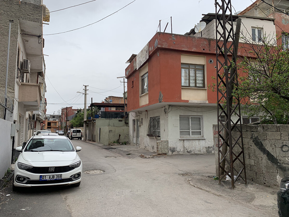 Olayın yaşandığı evin tüm pencere ve camlarının da kırık olması dikkati çekti.<br><br>