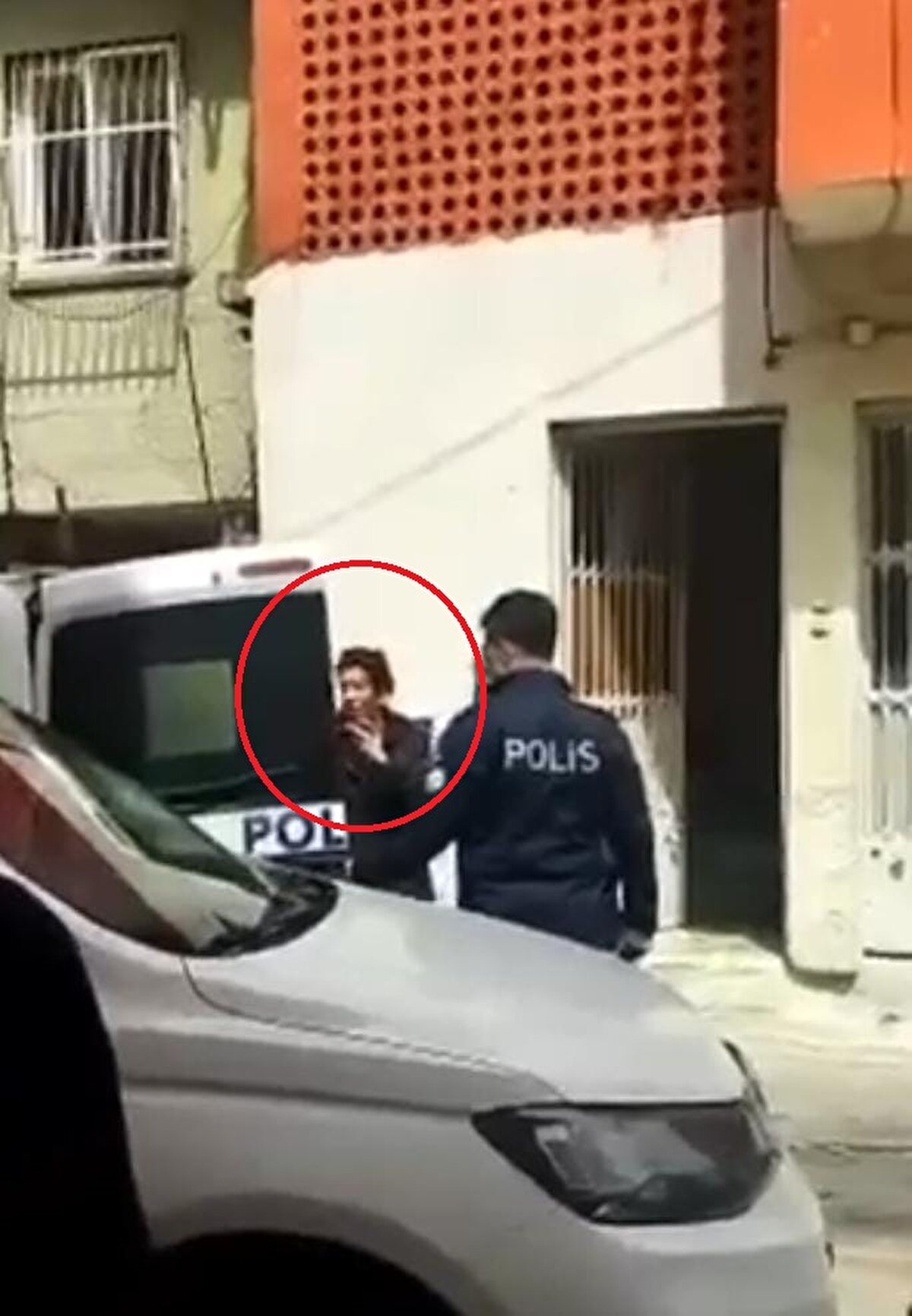 CENAZEYE SAHİP ÇIKAN OLMADI<br><br>Adana’da annesi Ayşegül Talay’ın (30), evin anahtarını unuttuğu için itfaiyeden yardım istemesi üzerine, kapıyı kırıp içeriye giren ekipler tarafından ölü bulunan iki aylık Mehtap bebeğin cenazesi, Adana Adli Tıp Kurumu morgundaki otopsi işlemlerinin tamamlanmasına rağmen kimse tarafından teslim alınmadı.