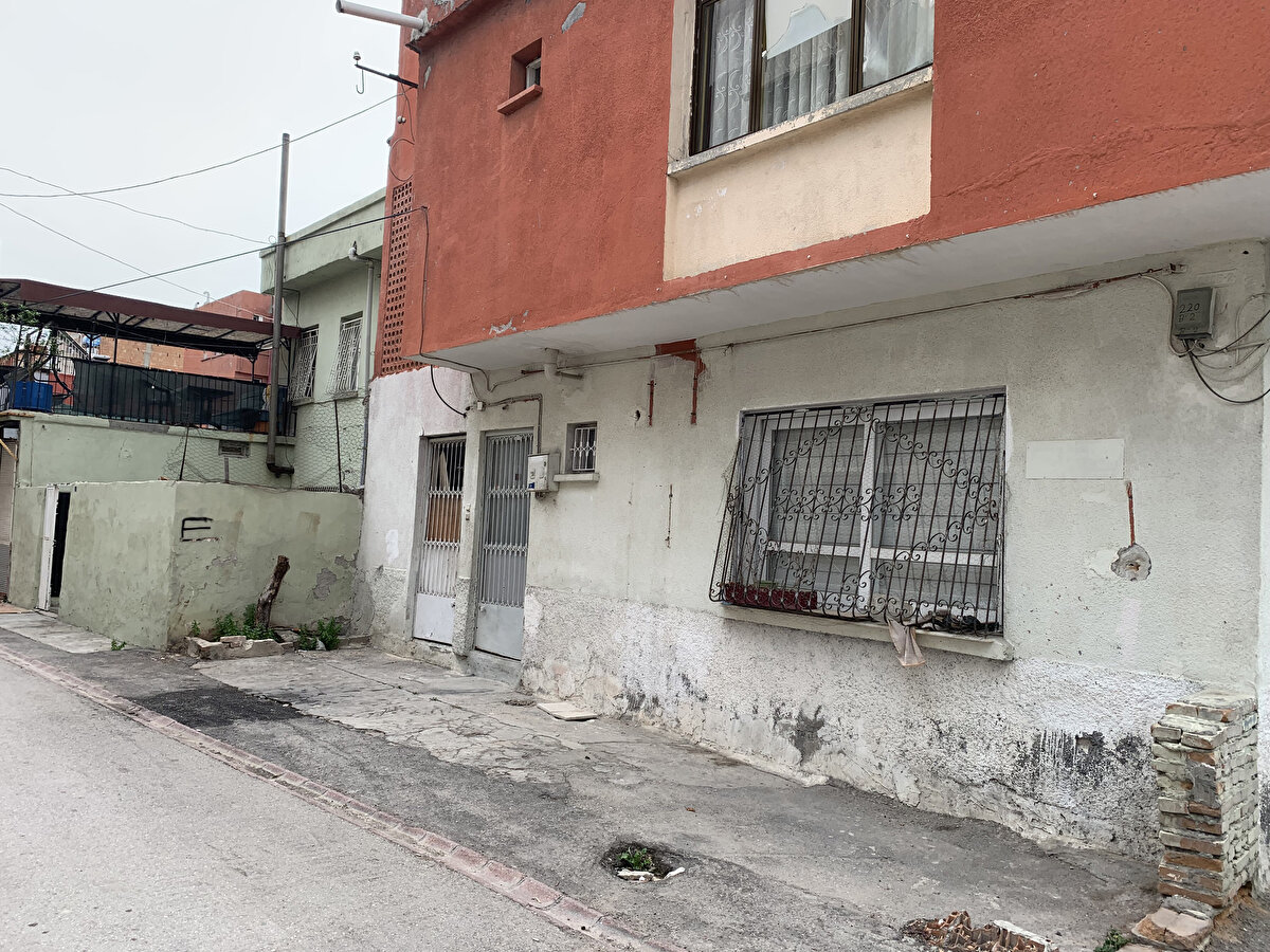 Olay, dün öğle saatlerinde Seyhan ilçesine bağlı İstiklal Mahallesi’ndeki bir evde meydana geldi. İddiaya göre, bir çocuk annesi Ayşegül Talay, evden dışarıya çıkarken anahtarını içerde unuttuğunu iddia ederek itfaiyeyi arayıp yardım istedi. Ekipler, adrese giderek kapıyı kırarak içeri girdi. Evden kötü koku geldiğini fark eden ekipler, içeride hareketsiz yatan bir bebek görünce durumu polise bildirdi. Eve sağlık ve polis ekipleri sevk edildi. Olay yerine giden sağlık ekipleri yaptıkları incelemede 2 aylık bebeğin öldüğünü tespit etti. Bunun üzerine anne Talay gözaltına alındı. Adının Mehtap olduğu öğrenilen bebeğin cesedi ise otopsi için Adana Adli Tıp Kurumu’na götürüldü. Uyuşturucu madde etkisinde olduğu belirlenen anne Talay, emniyette sorguya alındı.<br><br>